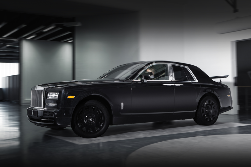 Illustration for article titled This Bonkers Giant-Winged Test Mule Is Rolls-Royce's First SUV